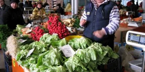 Salata proaspătă poate fi găsită în toate pieţele din oraş, foto Dorin Udrea