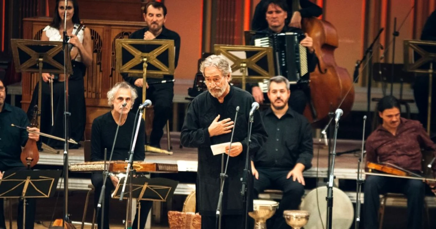 Jordi Savall încercând să corecteze greşelile de comunicare ale Festivalului (Foto: Alex Damian)