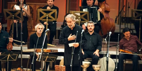 Jordi Savall încercând să corecteze greşelile de comunicare ale Festivalului (Foto