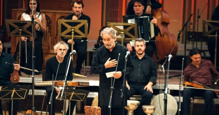 Jordi Savall încercând să corecteze greşelile de comunicare ale Festivalului (Foto: Alex Damian)