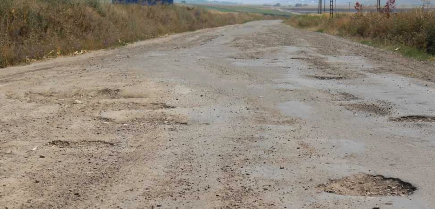 Aşa arată un drum reabilitat de numai doi ani de zile FOTO Cosmin Zamfirache