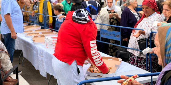 hram la care s a servit pizza la botosani FOTO Botosaneanul jpg
