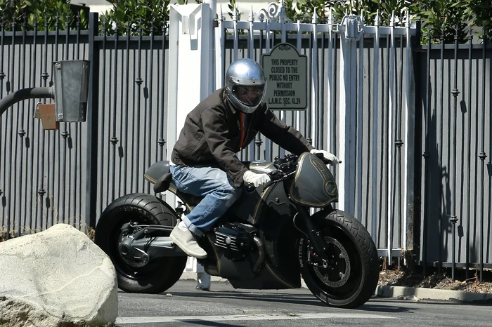Brad Pitt, sexy pe motocicletă la 56 de ani