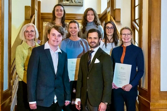 Carl Phillipe cu mâna în ghips PNG