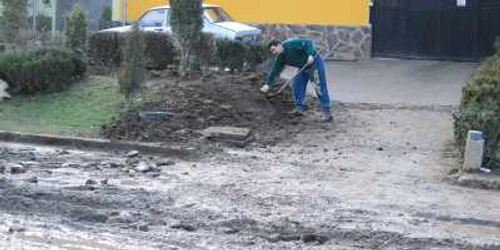 Lucian Moldovan trebuie să adune în fiecare dimineaţă noroiul din faţa casei