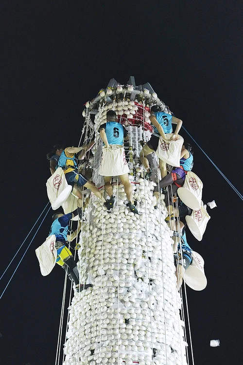 Turnul este  acoperit  cu mii de chifle  artificiale. SURSĂ FOTO: PROFIMEDIA