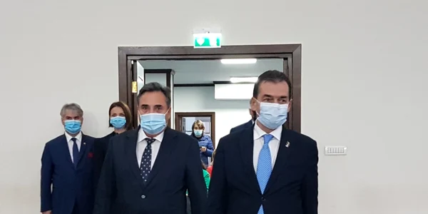 Ludovic Orban la Constanţa - cu Mihai Lupu la învestirea consilierilor şi primarului Foto Călin Gavrilaş