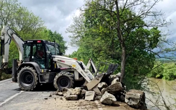 Lucrări de refacere a taluzului DN 7. Foto: DRDP Timişoara.