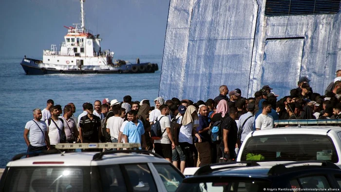 Migranţi în portul insulei elene Rodos