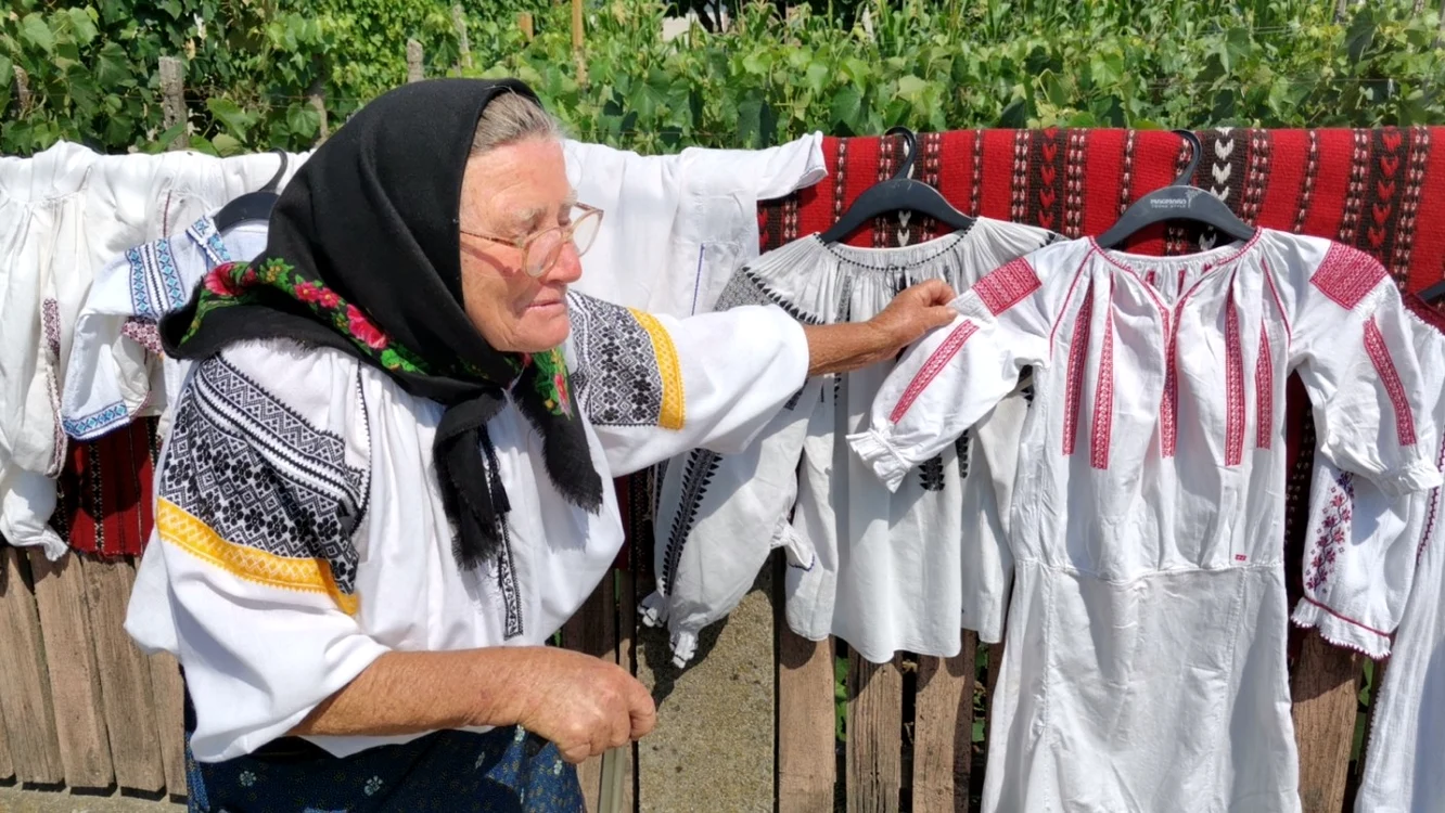 În fiecare familie din Cezieni se cos ii FOTO Alina Mitran