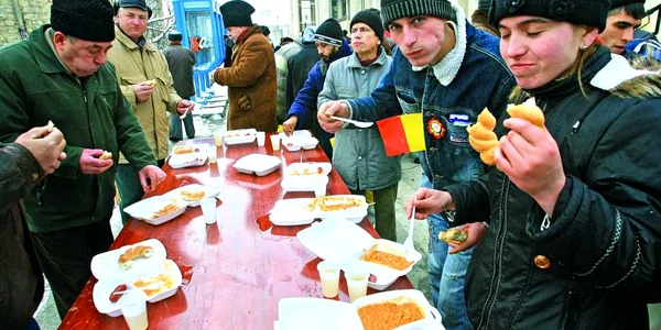Ieşenii servesc cârnaţi cu fasole de 1 Decembrie