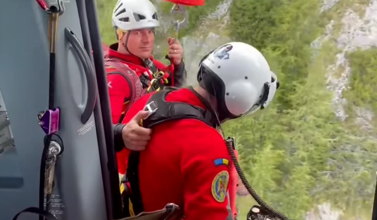 Momentul în care elicopterul IGAv intervine pentru recuperarea alpinistului rănit FOTO captură video