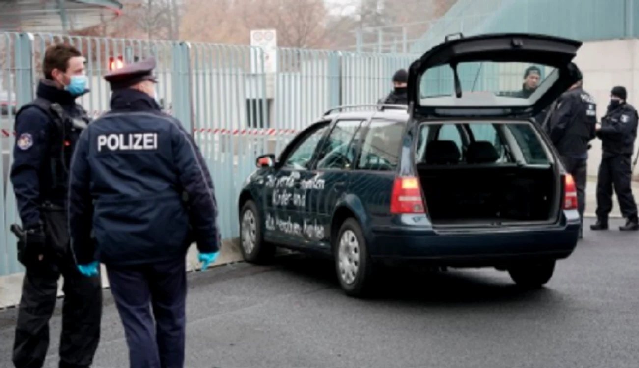 
    O mașină a intrat în poarta clădirii care găzduiește Cancelaria germană, în Berlinfoto: Twitter  