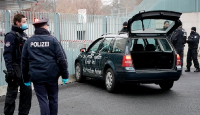 O mașină a intrat în poarta clădirii care găzduiește Cancelaria germană, în Berlinfoto: Twitter