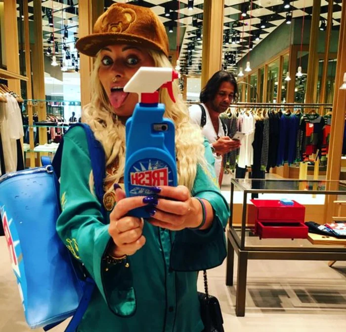 Husa de la telefonul Deliei a stârnit hohote de râs