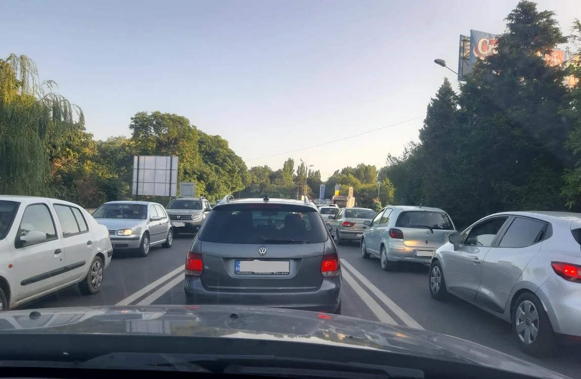 Aglomerație în trafic spre sudul litoralului FOTO: Călin Gavrilaș