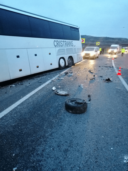Grav accident rutier la Vaslui. Un șofer a adormit la volan și a intrat cu mașina într-un autocar plin cu pasageri