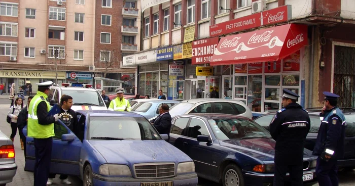 Râmnicu Vâlcea: Jandarmi şi poliţişti în centrul Râmnicului