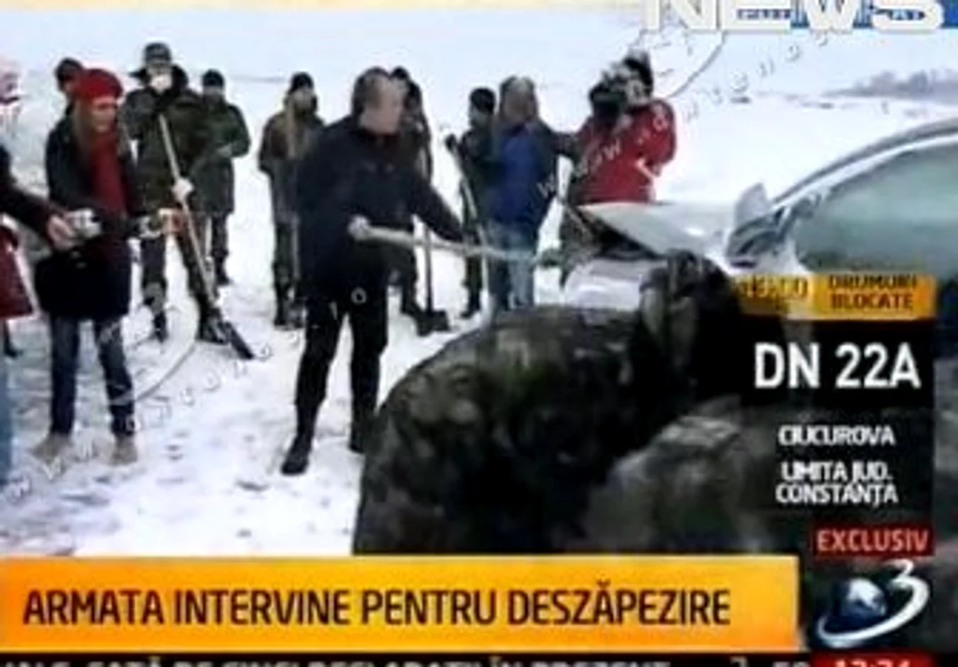 Emil Boc i-a ajutat pe militari la dezăpezire