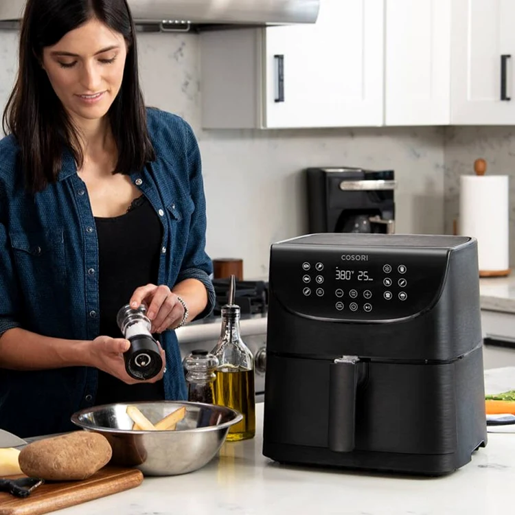 Cosori Premium Start air fryer folosit pentru cartofi într-o bucătărie