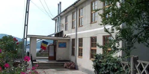 Profesorii din Călineşti Oaş vor rămâne fără salarii