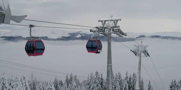 Alternativa distractiei pentru turişti este telecabina-imagine arhivă