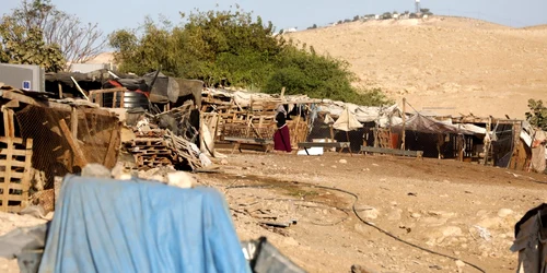 Locuinte improvizate in satul beduin Khan al-Ahmar FOTO EPA-EFE