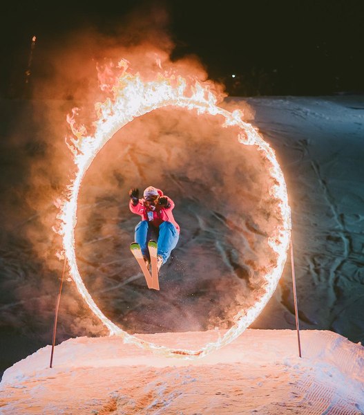 Spectacol de freestyle pe pârtiile din Păltiniș de 1 Decembrie. Sejurul, la preț de destinație exotică VIDEO