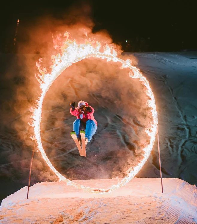 Distracție de 1 Decembrie pe pârtiile de la Păltiniș Sibiu cu spectacol de freestyle Păltiniș Arena