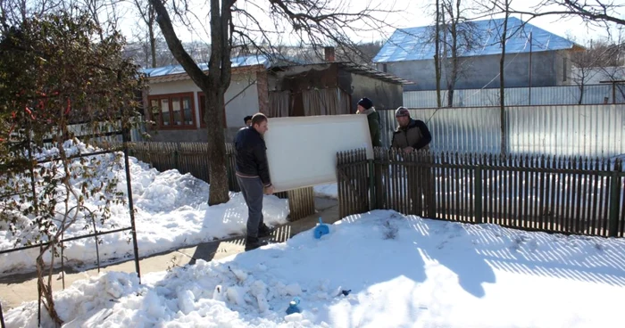 Ajutor umanitar pentru sinistraţii de la Galaţi FOTO ADJ/Petrică Costiuc