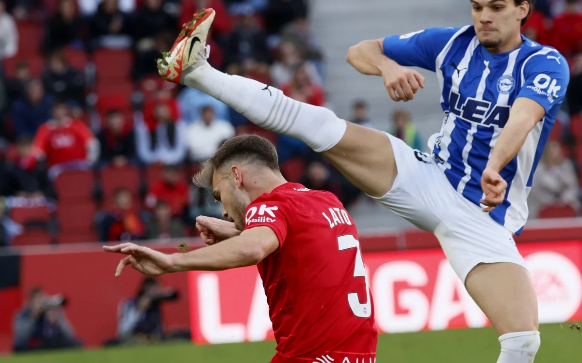 Ianis Hagi (dreapta) mai are câteva luni în campionatul spaniol (FOTO: EPA)
