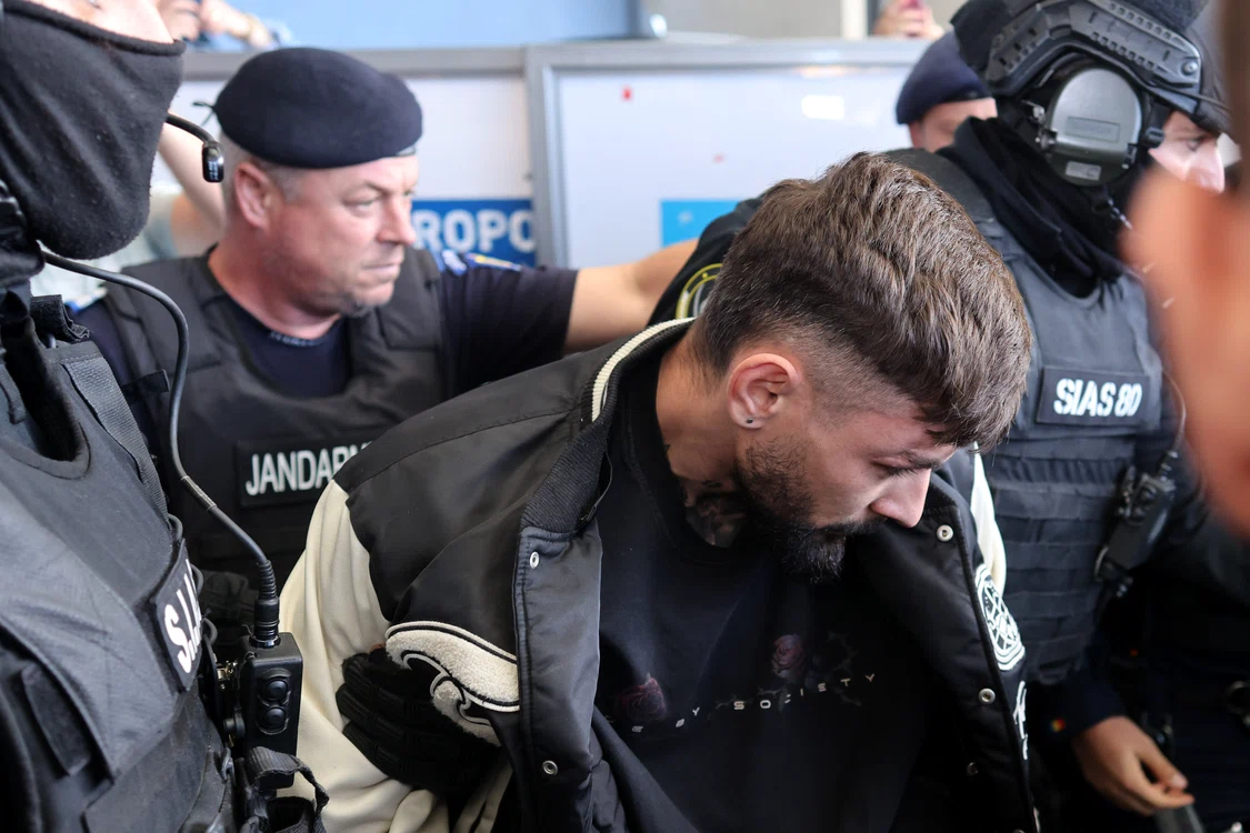 Vlad Baltateanu este escortat de politisti 2