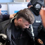 Vlad Baltateanu este escortat de politisti 2