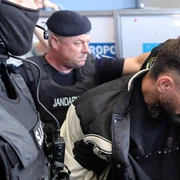 Vlad Baltateanu este escortat de politisti 2