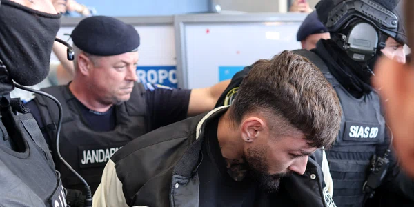 Vlad Baltateanu este escortat de politisti 2