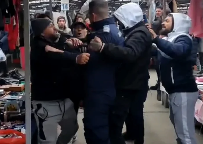 VIDEO Scandal într-o piață din Timișoara. Comercianții acuză un jandarm de violență