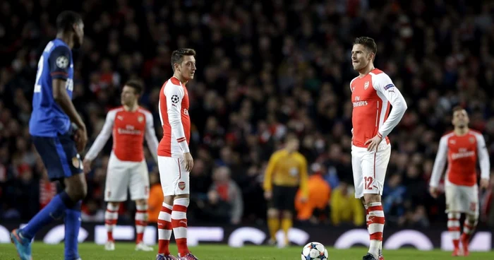 Ozil şi Giroud, dezamăgiţi după un gol marcat de AS Monaco în manşa tur. FOTO: AP