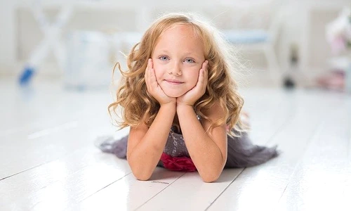 1 fetita in casa jpg jpeg