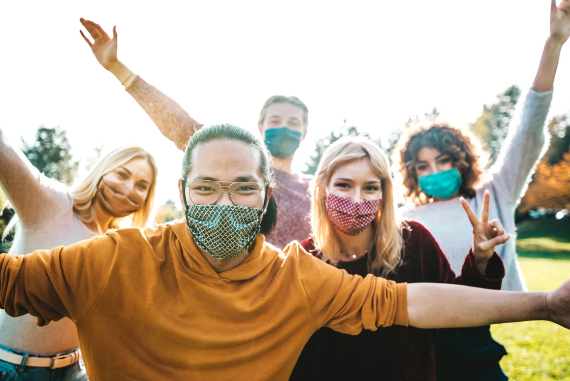 Românii ar putea să renunțe la masca de protecție în aer liber începând cu 1 augustfoto: Shutterstock