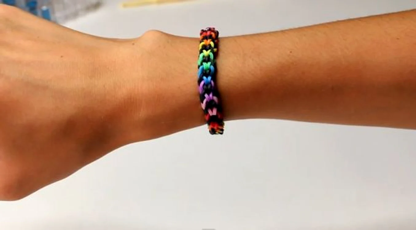 
    Brăţările Rainbow Loom falsificate pot fi cancerigeneCaptură Youtube  