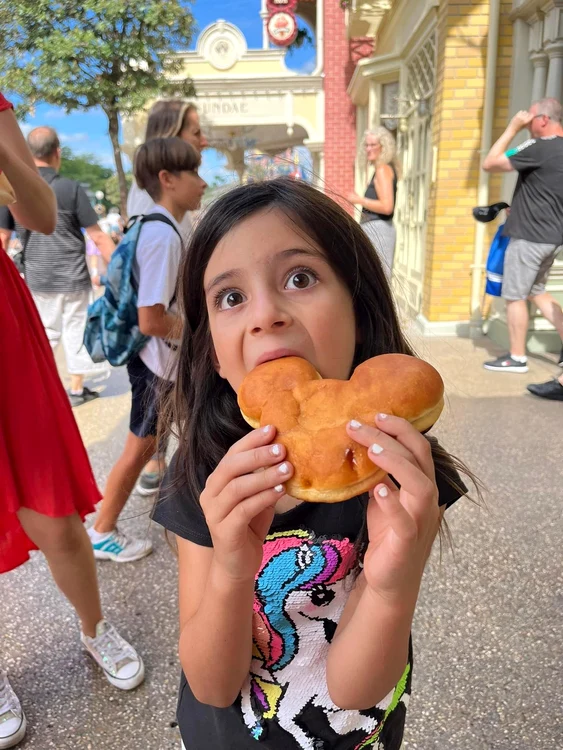                          Alma și-a dorit de la Disneyland o pălărie de pirați