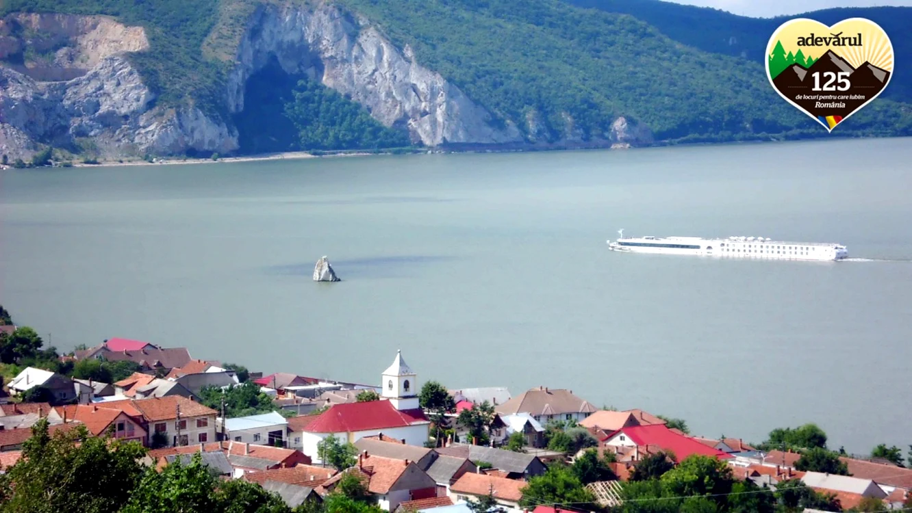 Defileul Dunării, văzut din localitatea Coronini. FOTOGRAFII: Cristian Franţ
