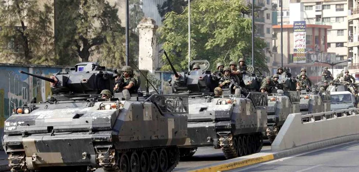 Un convoi militar patrulează pentru a asigura securitatea, după conflicte între Armată şi sunniţii musulmani Foto Reuters
