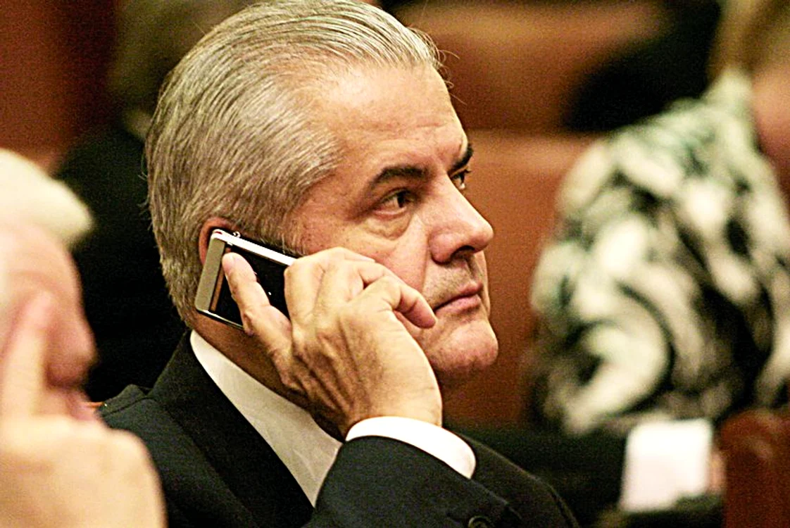 Adrian Năstase, şi mobil, şi IPad
