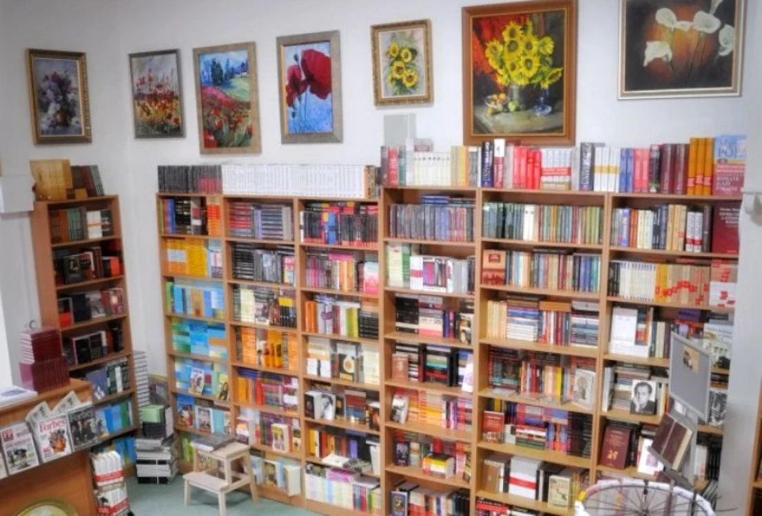 O librărie plină cu cărți