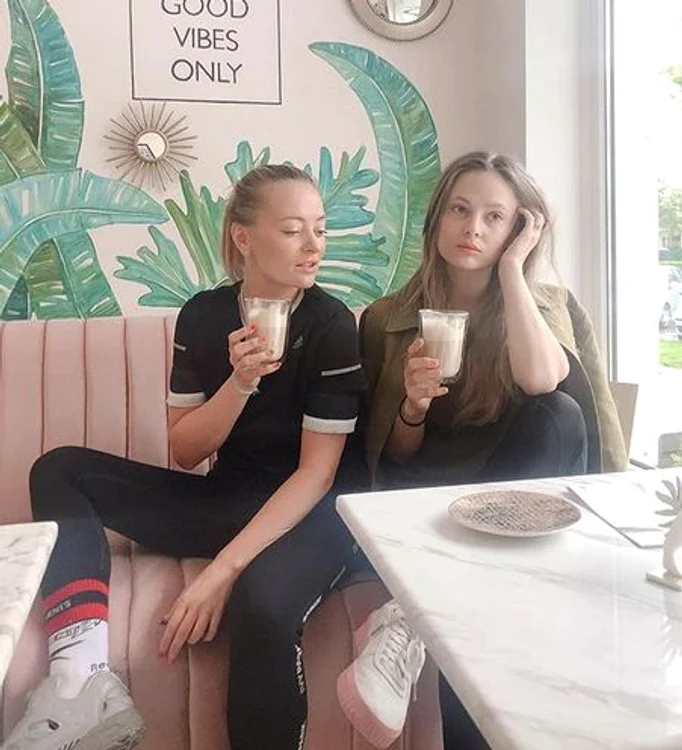 Oana și Delia Matache sunt pe ultima sută de metri cu pregătirile pentru botezul micuțului Bogdan 