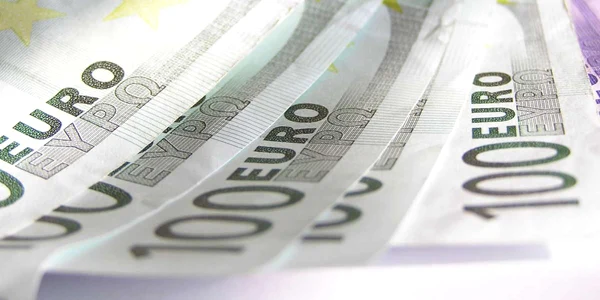 Moneda unică europeană s-a depreciat în raport cu mai multe valute