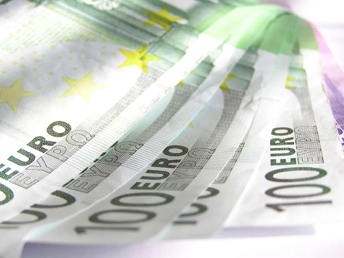 Moneda unică europeană s-a depreciat în raport cu mai multe valute