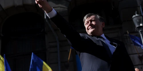 Crin Antonescu, candidat la alegerile prezidențiale, depune dosarul de candidatură și lista de semnături la sediul Biroului Electoral, în București. FOTO Inquam Photos / George Călin