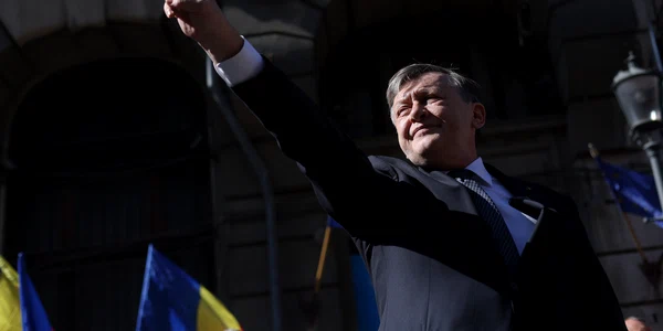 Crin Antonescu, candidat la alegerile prezidențiale, depune dosarul de candidatură și lista de semnături la sediul Biroului Electoral, în București. FOTO Inquam Photos / George Călin